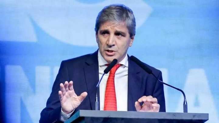 Luis Caputo defendió el sistema de bandas y se refirió al dólar: "La Argentina es un país muy sensible a cualquier shock"