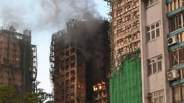 Ascienden a 128 los muertos por el gran incendio de un complejo de rascacielos en Hong Kong