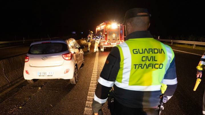 Una mujer circulando en sentido contrario provoca un accidente en la autovía de la Costa da Morte con dos heridos leves