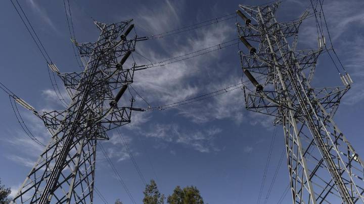 Las grandes eléctricas presionan ‘in extremis’ a Competencia para cobrar más dinero por sus redes