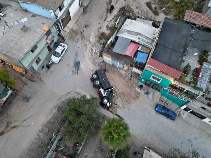 Vuelca camión de carga en la colonia Mariano Matamoros Norte