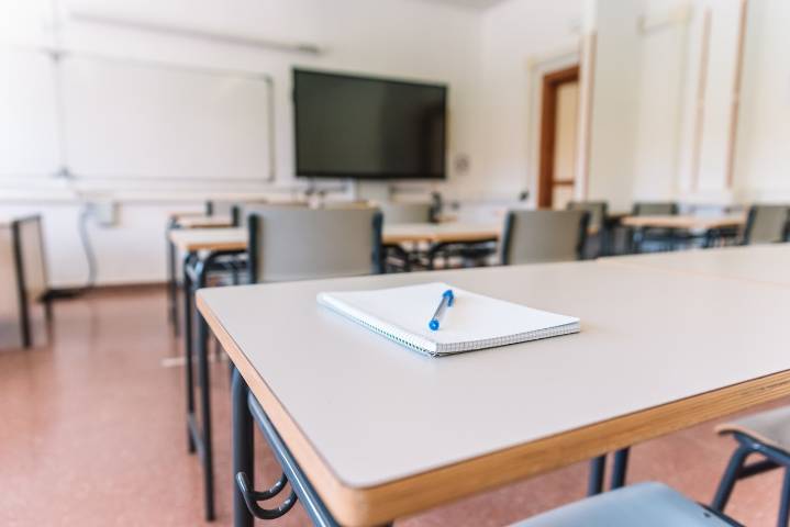 Miss Manners: I want to ditch my boring friend for the cool kids’ table