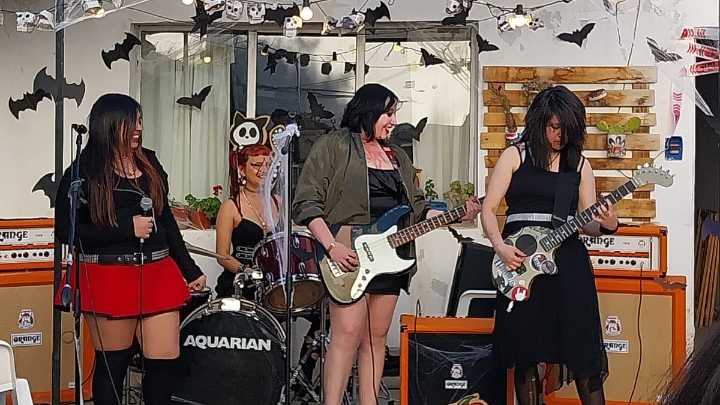 Huren y Guerrilleras: ruido, furia y adolescencia en llamas