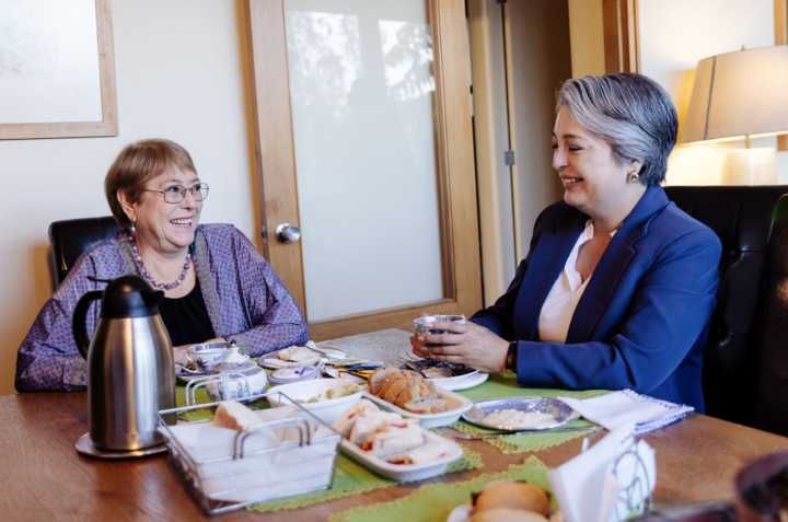 Jara se reúne con Michelle Bachelet y destaca respaldo en plena recta final electoral