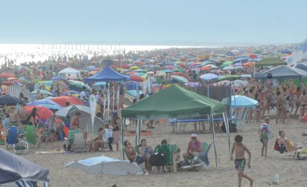 Monte Hermoso prohibió el uso de gazebos en la zona de playa