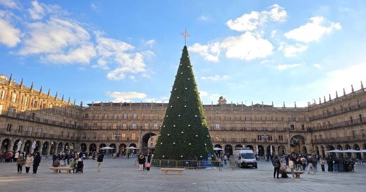 De un alumbrado deficiente al espectáculo de luces actual: cómo ha cambiado la celebración de Navidad en Salamanca