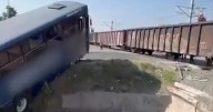 VIDEO: Tren impacta camión, le provoca destrozos y lo deja colgando al borde de un canal en Jalisco