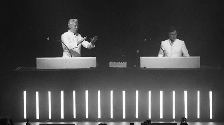 Polo & Pan presentó un show retrofuturista que transformó Buenos Aires en una pista psicodélica