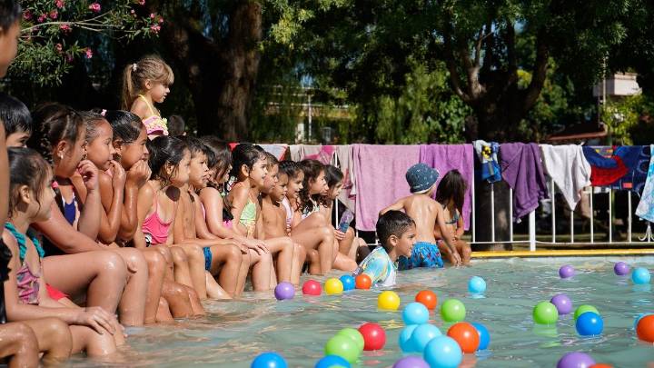 Escuelas de verano o coreografías de Tik Tok durante tres meses: el dilema veraniego de los padres