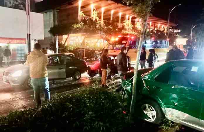 “Vochito” causa un aparatoso accidente en avenida Carranza