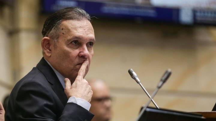 Crisis en el Partido Conservador: Efraín Cepeda descarta renunciar a su candidatura