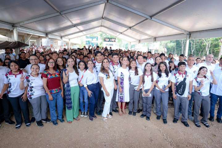 Atestigua Ana Paty Peralta entrega de tarjetas ‘Benito Juárez’ a estudiantes del nuevo CBTIS 301