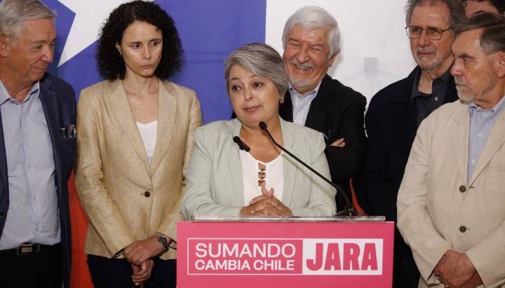 Jeannette Jara reconoce que fue un error fichar a "Balbi El Chamako"