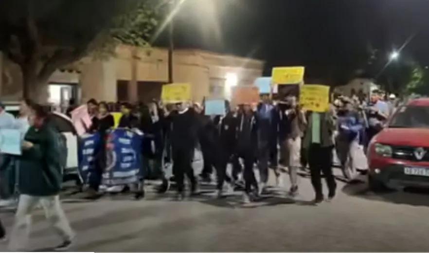 Profesor “tiró la oreja” de un alumno y lo desplazaron: Molinos reclama en su apoyo