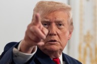 Trump llama “estúpida” a reportera por preguntarle por qué culpa a Biden del tiroteo en D.C.