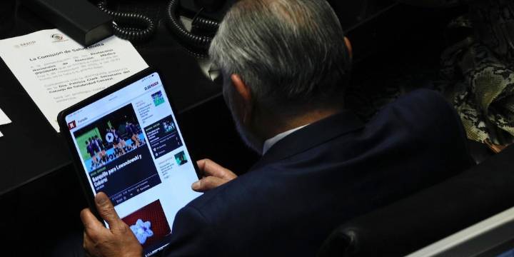 ¿La tercera es la vencida?: Adán Augusto López es captado viendo noticias deportivas en el Senado de la República