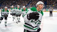 Robertson extends goal streak to 5, Stars defeat Canucks