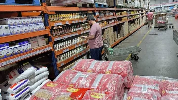 Indec: en septiembre cayeron 13,1% las ventas en los mayoristas, 0,8% en los supermercados