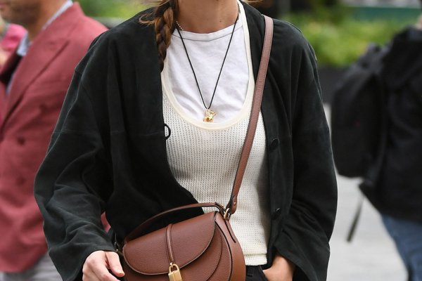 Katie Holmes con el bolso más clásico y los botines más punk es el combo necesario para ir a trabajar