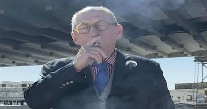 Man invites strangers to 'smoke a cigarette with me' at 2pm with mysterious note