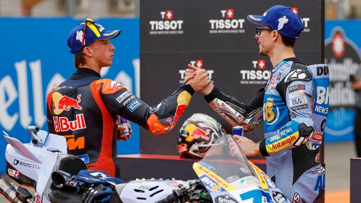 Álex Márquez le gana el último esprint a Pedro Acosta