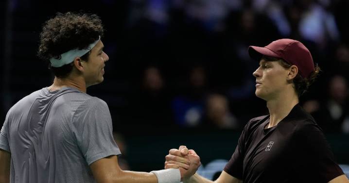 Jannik Sinner se aferra en volver al número 1 y avanza a las semifinales del Master 1000 de París