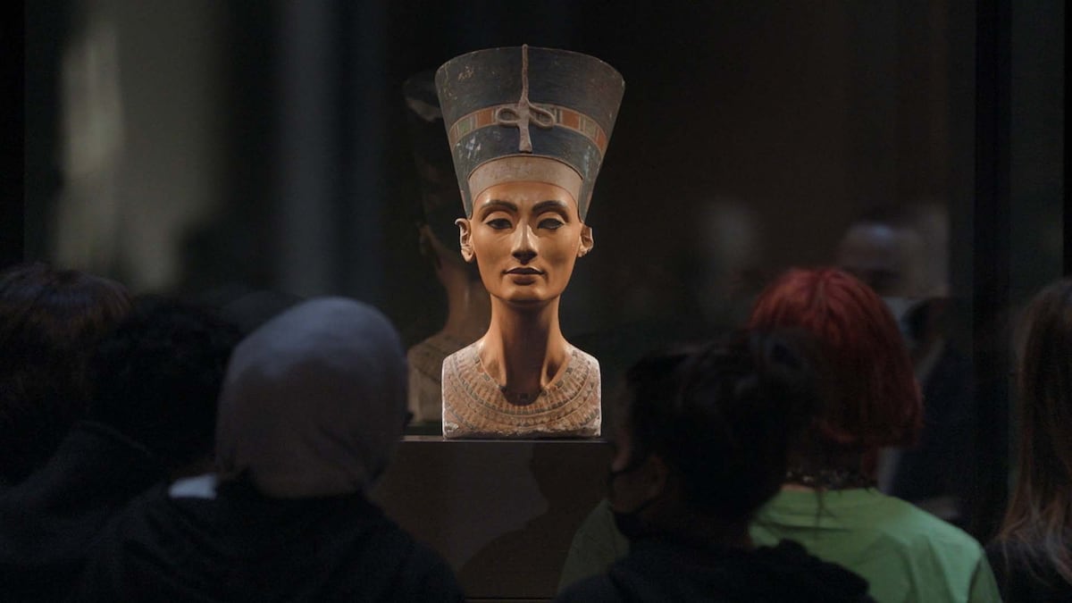 El gran sueño de la reunión de la máscara de Tutankamón y el busto de Nefertiti