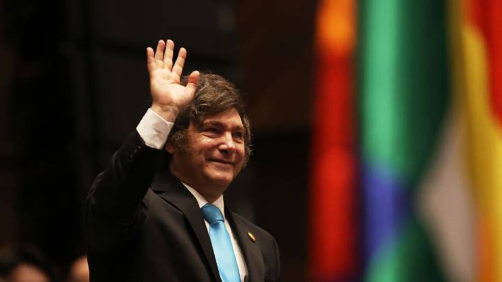 Milei fue ovacionado en el Congreso boliviano El mandatario argentino ingresó al recinto y revolucionó la Asamblea Legislativa Plurinacional de Bolivia durante la ceremonia. Milei estuvo acompañado po