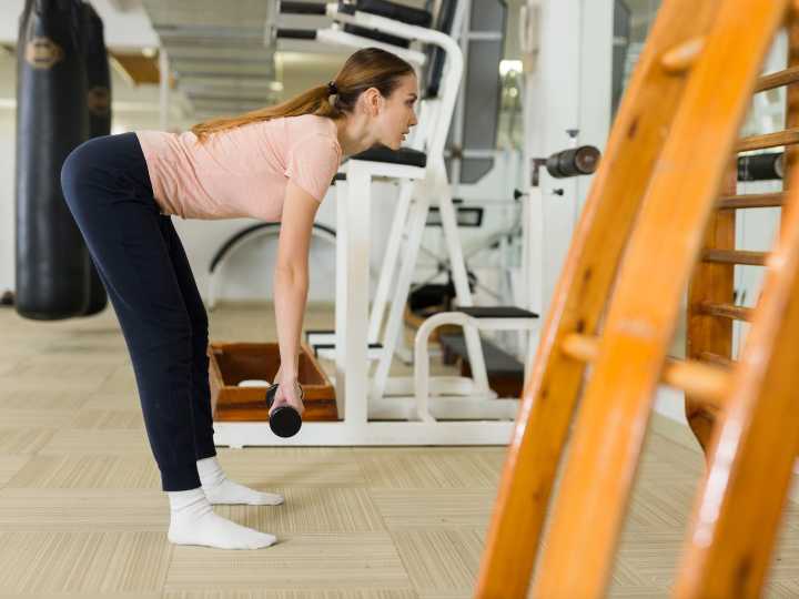 Estos son todos los músculos que utilizas al hacer peso muerto, según este famoso entrenador de EEUU