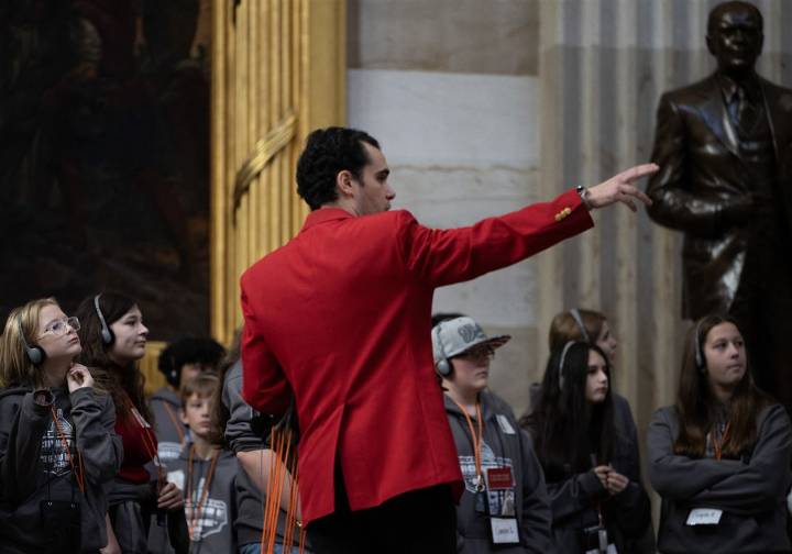 Government slowly reopens after 43