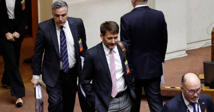 Frenéticas gestiones por acusación a Pardow: oposición neutraliza ausencia de Kast y gobierno alinea al oficialismo