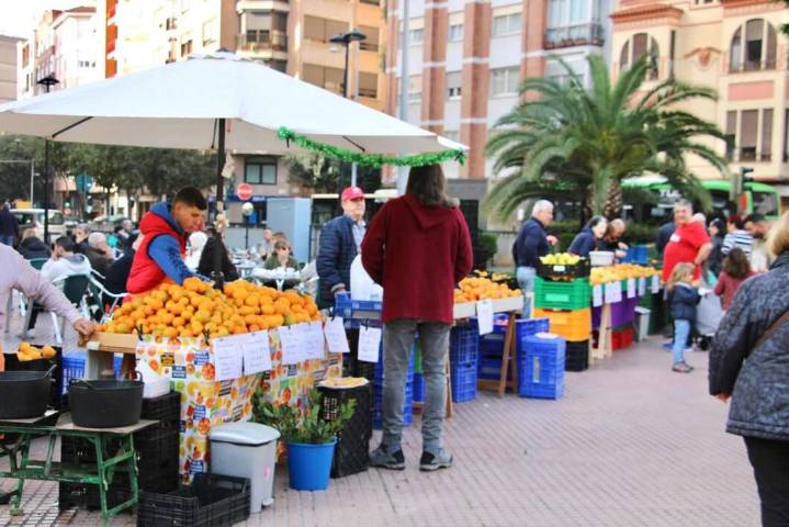 Ya están en la calle los primeros puestos del Mercat de la Taronja en una nueva edición con novedades