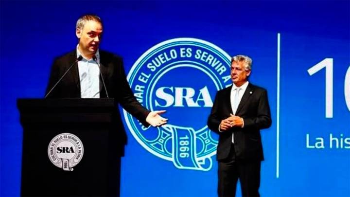 En un evento de la Rural, Manuel Adorni dijo que se prorrogará una emergencia por inundaciones