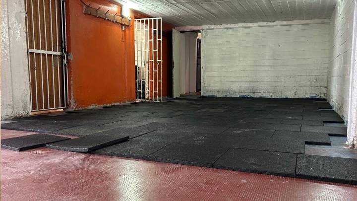 Caleta Olivia renueva sala de boxeo con piso ecológico fabricado con neumáticos reciclados