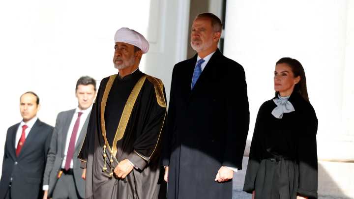 Los reyes, Felipe VI y Letizia, reciben al sultán de Omán con honores militares en el Palacio Real