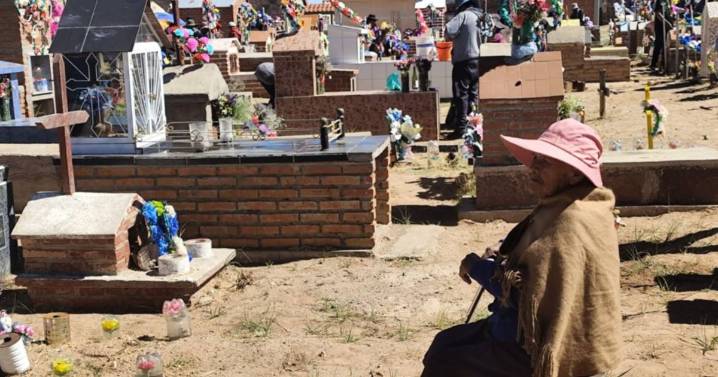 Domingo de recuerdos y oraciones en el cementerio local