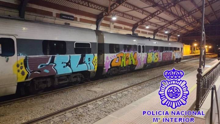 Detenidos en Halloween 19 grafiteros con máscaras por vandalizar trenes en Madrid