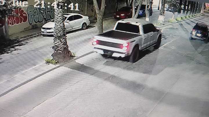 Vecinos de Polanco y Del Valle reportan camioneta sospechosa tomando fotografías de viviendas