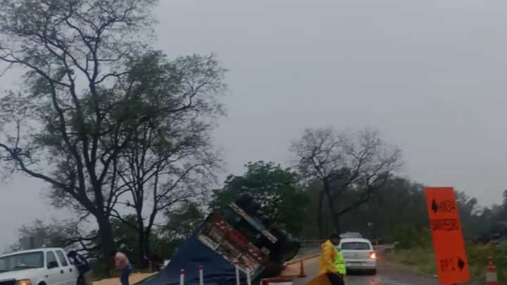 Volcó un camión cargado de maíz y toda la carga quedó en la ruta