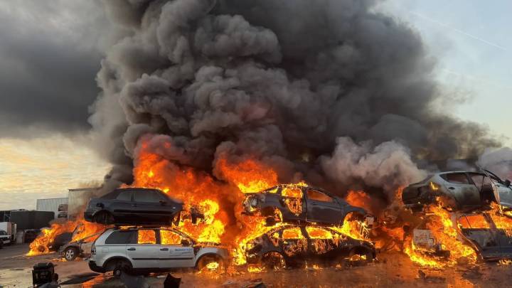 Las impresionantes imágenes de un incendio en un desguace de San Martín de la Vega que ha calcinado varios vehículos