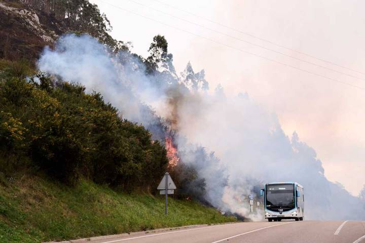 Preocupan en Cantabria dos incendios activos en Liébana y Puente Viesgo que pueden afectar al Desfiladero y CA