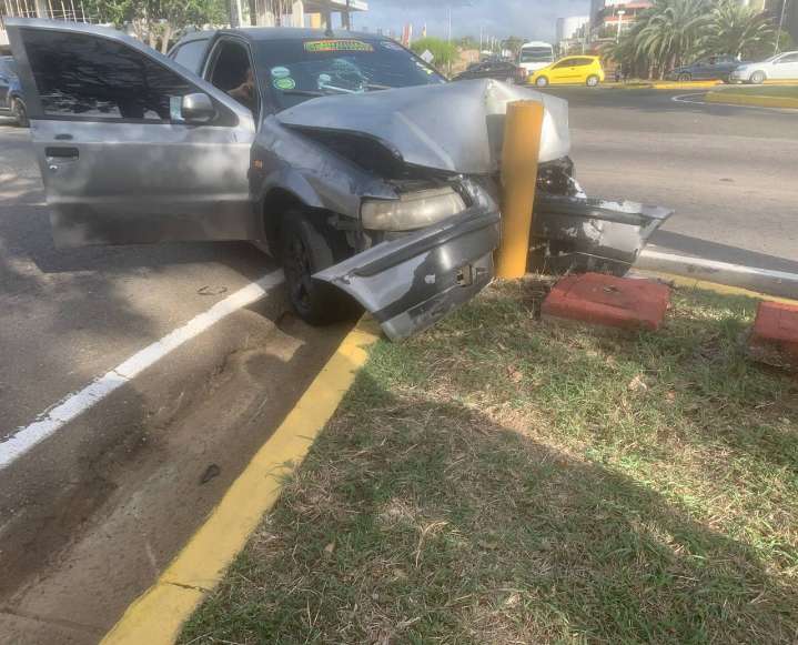 Choque entre vehículos dejó dos heridos en Alta Vista