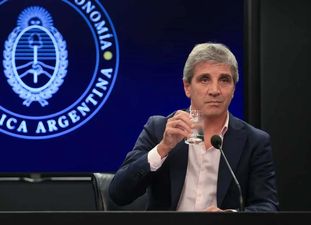 Caputo defendió las bandas y reconoció que hay "una situación de demanda de dinero muy frágil"