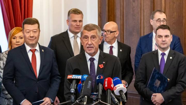 El populista checo Babis cierra acuerdo de coalición con partidos ultras y euroescépticos