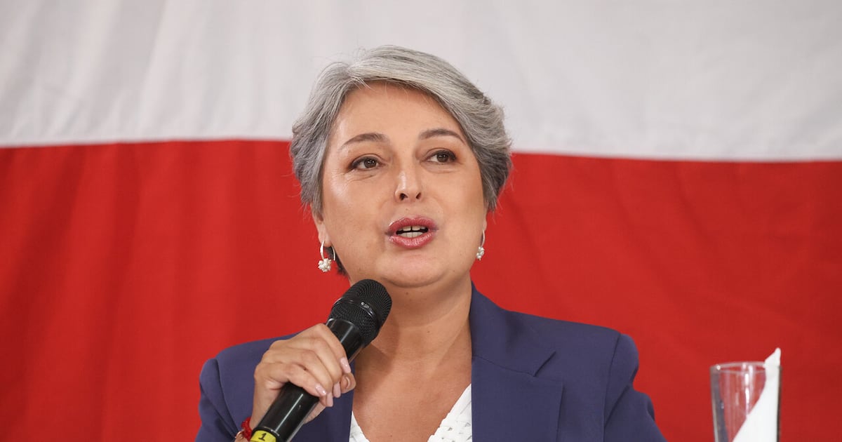 Jeannette Jara afirma que si no existiera la ley antidíscolos ya habría suspendido su militancia en el PC