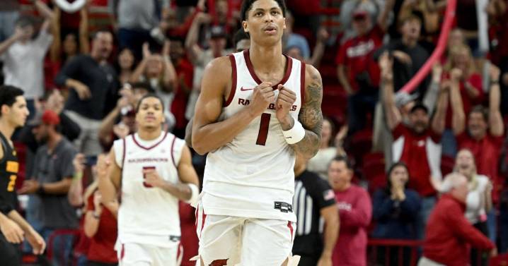 Thomas scores 26 point as No. 21 Arkansas rallies past Winthrop 84