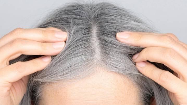 Las canas no van más: el truco con ingredientes naturales que las tapa en 5 minutos