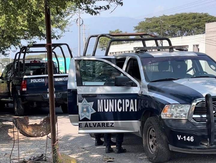 Adolescentes en moto balean a policías en Colima