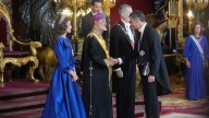 Los reyes y Pedro Sánchez reciben al sultán de Omán con honores militares en el Palacio Real, en fotos