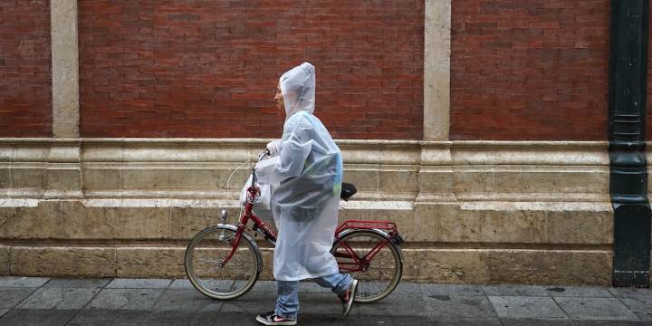 La Aemet pone en alerta a ocho comunidades autónomas este sábado por lluvias, tormentas, viento y fenómenos costeros